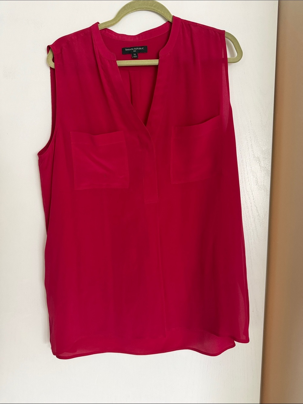 Banana Republic Sleeveless V-Neck Shell Top in Fuchsia 100% silk